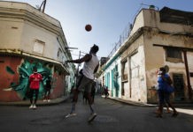 Un grupo de jóvenes juega con una pelota al atardecer en el barrio de San Isidro, en La Habana. En este barrio se gestó desde 2018 el Movimiento San Isidro que agrupa a jóvenes artistas, periodistas y académicos contestatarios, que en noviembre protagonizaron una huelga de hambre que el gobierno cubano consideró una farsa. Foto: Jorge Luis Baños / IPS